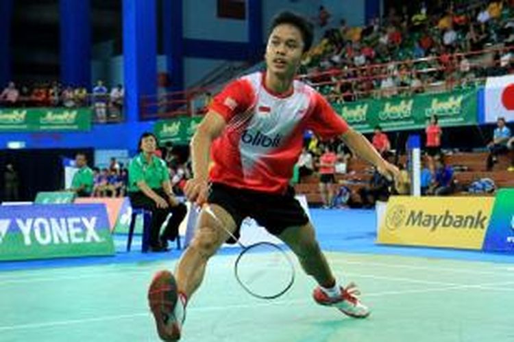 Pebulu tangkis yunior Indonesia Anthony Sinisuka Ginting bertahan dari serangan pemain Jepang, Kanta Tsuneyama, pada perempat final BWF Wolrd Junior Championships di Alor Star, Malaysia, Rabu (16/4/2014). Anthony menang 21-13, 21-5, Rabu (16/4/2014). 