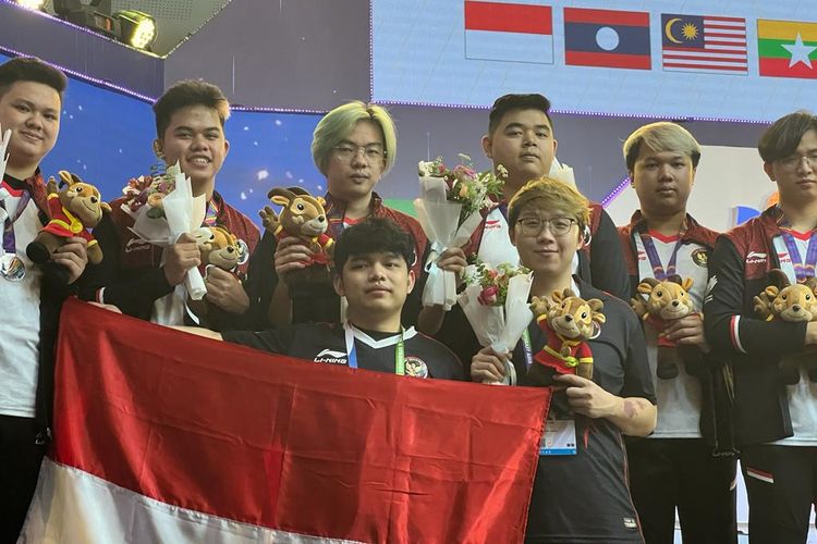 Squad timnas Mobile Legends Indonesia seusai mengikuti seremoni pengalungan medali SEA Games 2021 di Vietnam National Convention Center, Jumat (20/5/2022). Timnas Mobile Legends Indonesia harus puas membawa pulang medali perak setelah takluk dari Filipina 1-3.