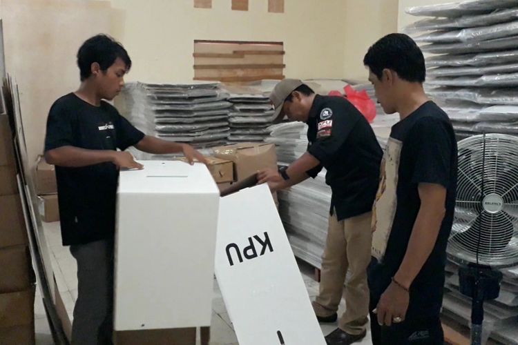 Komisi Pemilihan Umum kota Palopo, mulai merakit logistik pemilu 2019 berupa kotak suara dan bilik suara, Jumat (08/02/2019)