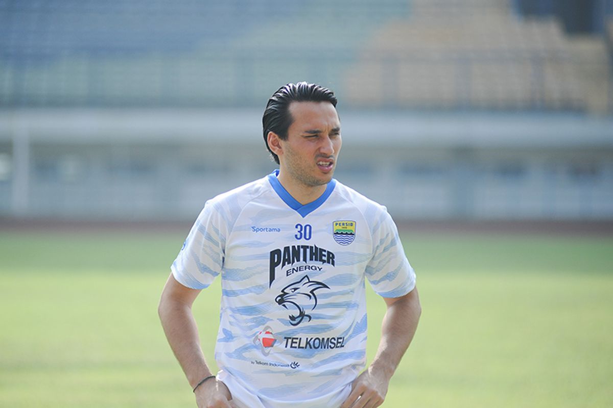 Penyerang Persib Bandung, Ezra Walian, dalam sesi latihan tim yang berlangsung di Stadion Gelora Bandung Lautan Api (GBLA), Kamis (18/03/2021). 
