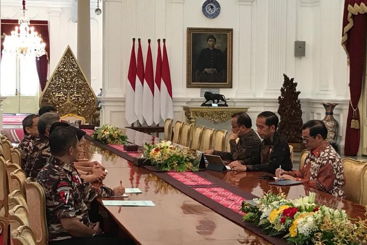 Suasana pertemuan Presiden Joko Widodo dengan pengurus Forum Komunikasi Putra-Putri Purnawirawan TNI-Polri di Istana Merdeka Jakarta, Rabu (5/12/2018).