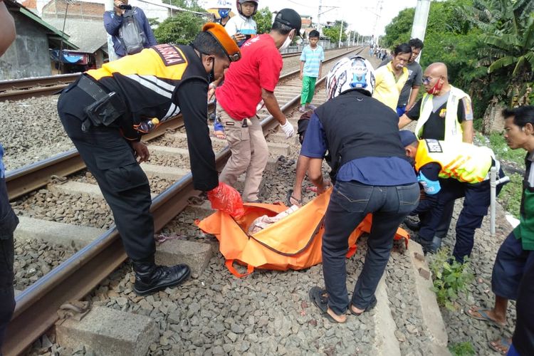 Proses evakuasi jenazah di rel kereta api dekat Pasar Baru, Bekasi Timur, Selasa (1/12/2020)