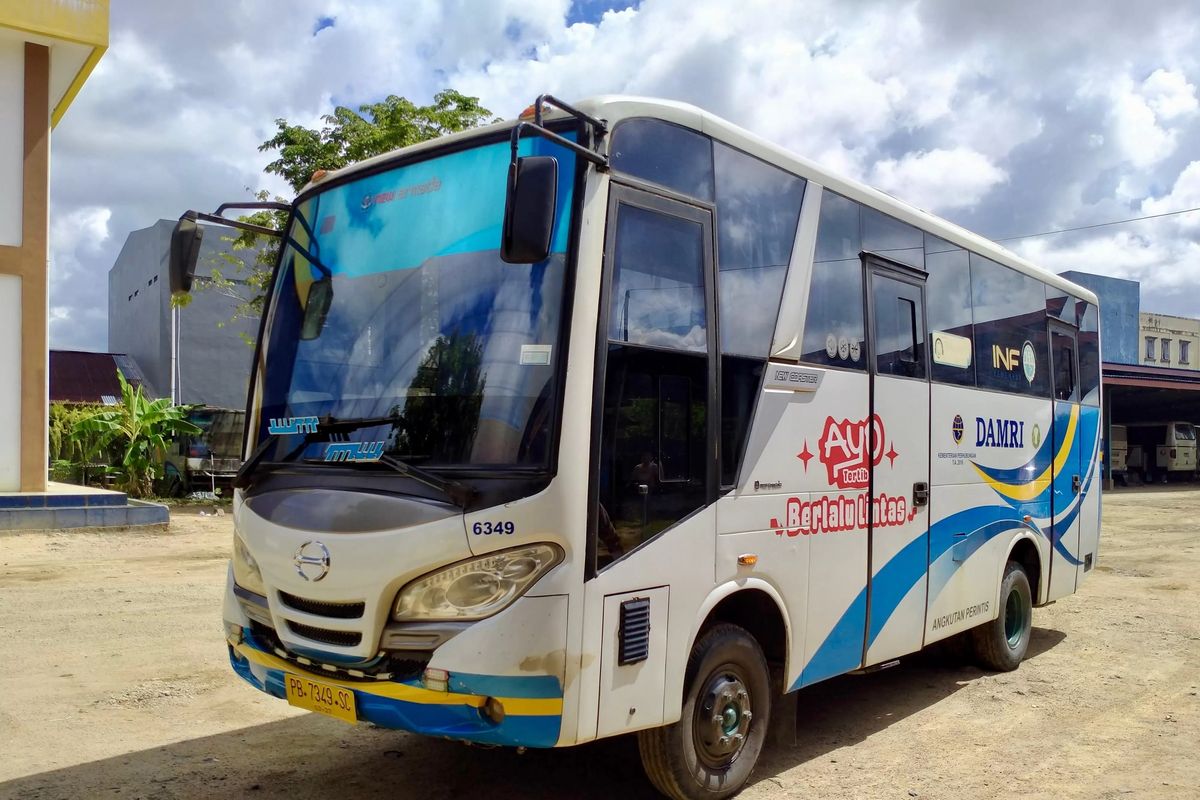 Ilustrasi bus DAMRI perintis di Sorong, Papua Barat.