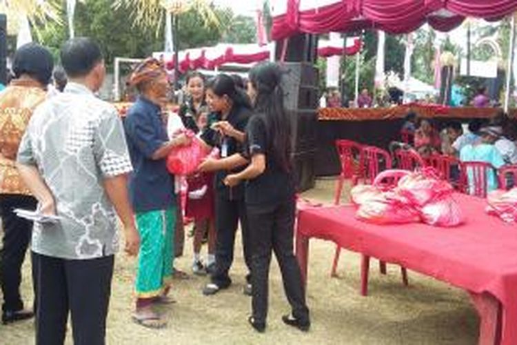 Warga yang akan bertemu Presiden Joko Widodo menerima pembagian sembako di Gianyar, Bali, Minggu (30/8/2015).