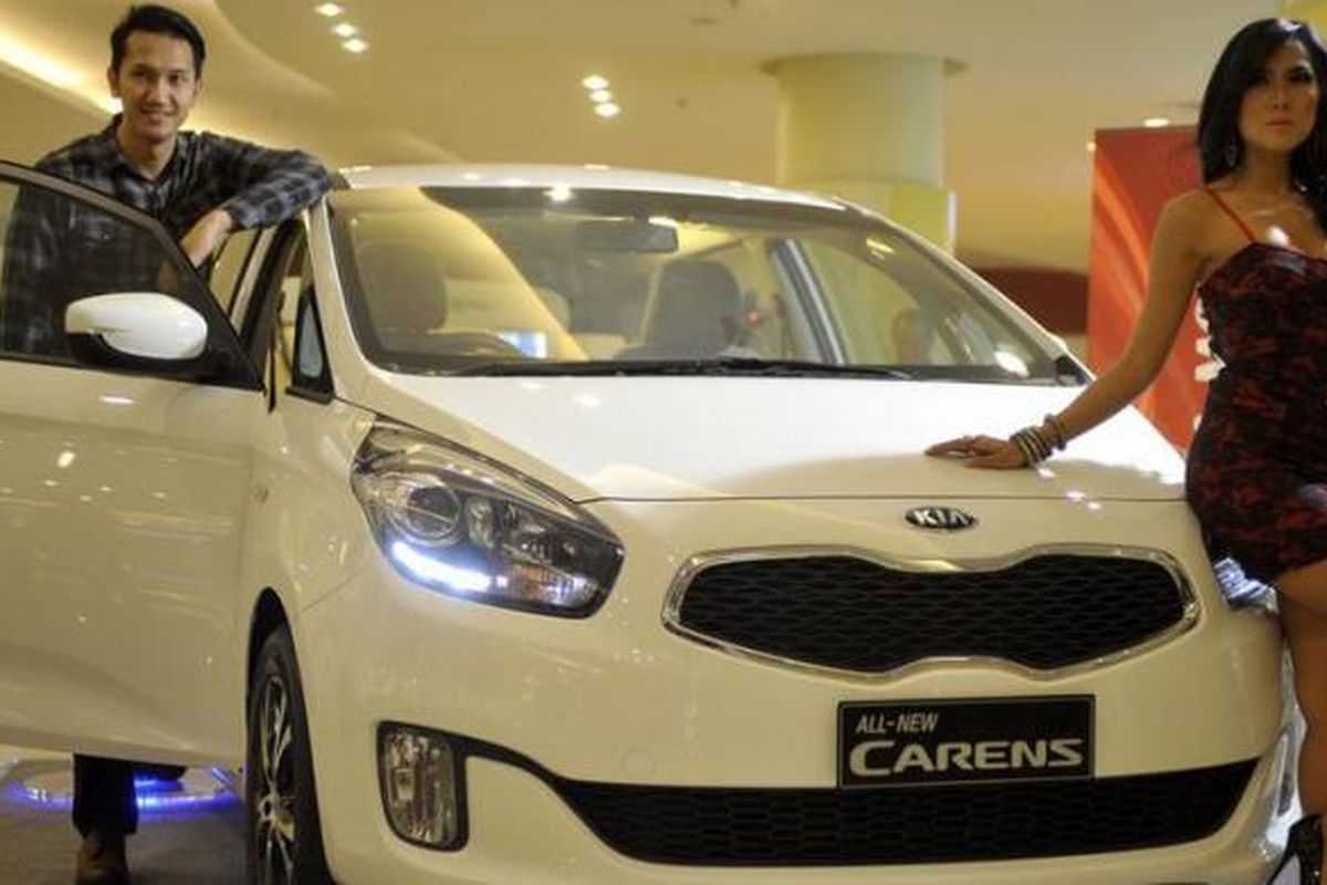 PT KIA Mobil Indonesia mengenalkan All New Carens untuk media di Jakarta, Rabu (29/5/2013). Kendaraan keluarga ini mengusung mesin generasi baru NU 2.0L DOHC Dual CVVT dengan pilihan transmisi manual dan matik. Untuk varian manual akan dibanderol dengan harga dibawah Rp 250 juta.
