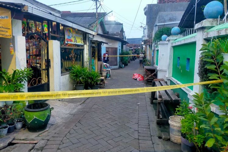 Tempat kejadian perkara seorang pria berinisial CI (44) ditemukan terkapar bersimbah darah di Jalan Karanggayam 1, Tambaksari, Surabaya, Jawa Timur, Sabtu (8/1/2022).