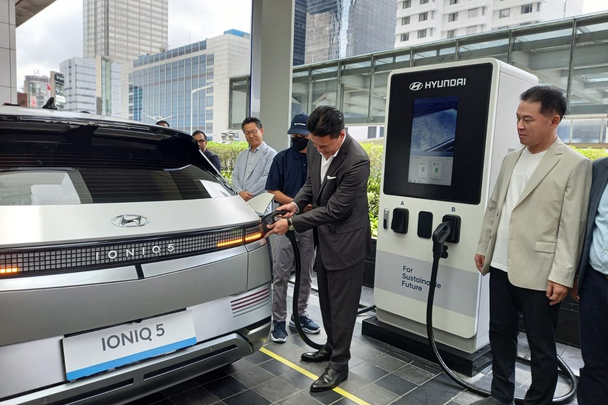 Hyundai buka stasiun pengisian kendaraan listrik super cepat atau Ultra Fast Charging Station di Plaza Indonesia, Jakarta, Kamis (9/3/2023).