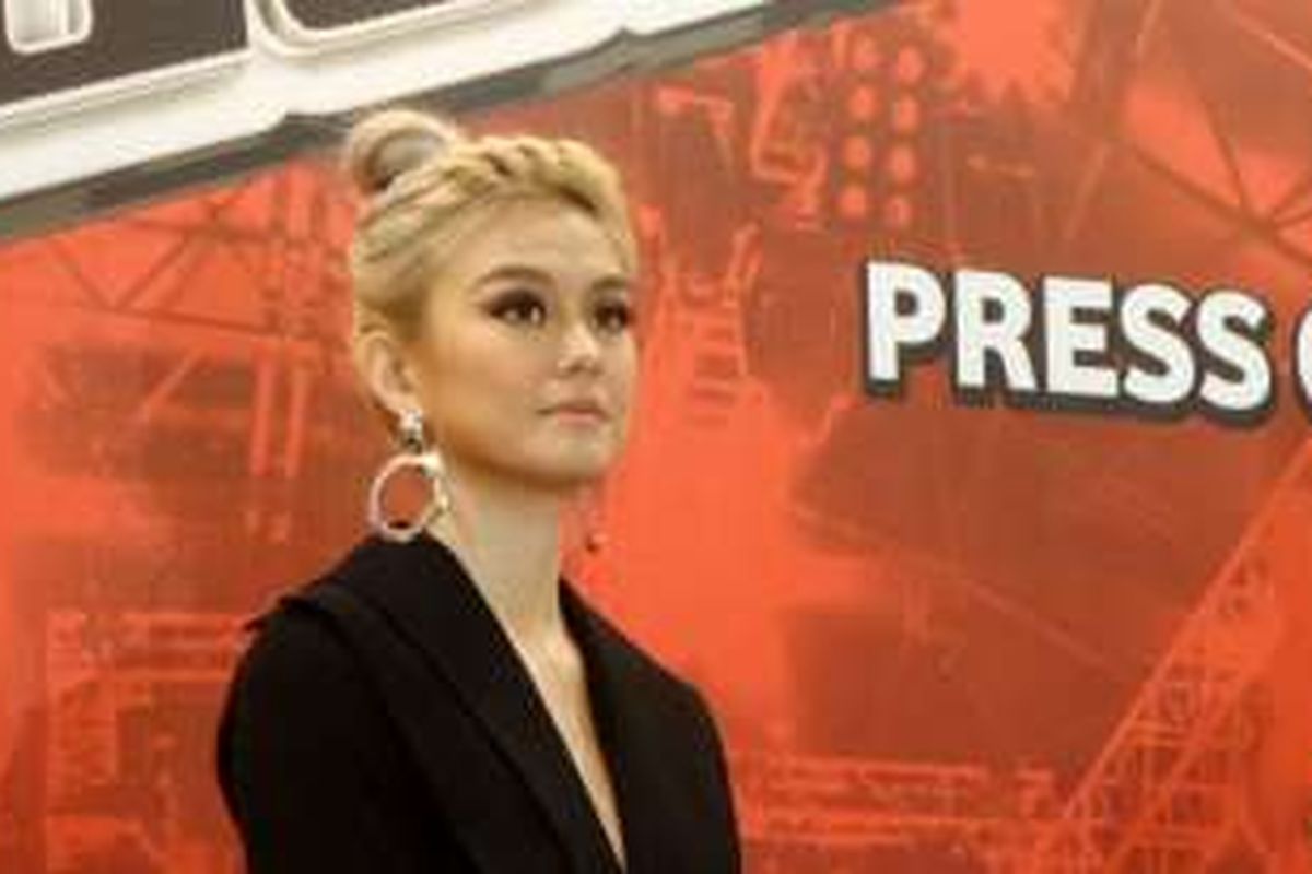 Vokalis Agnez Mo saat diabadikan dalam jumpa pers The Voice Kids Indonesia di kawasab Kebon Jeruk, Jakarta Barat, Selasa (16/8/2016).