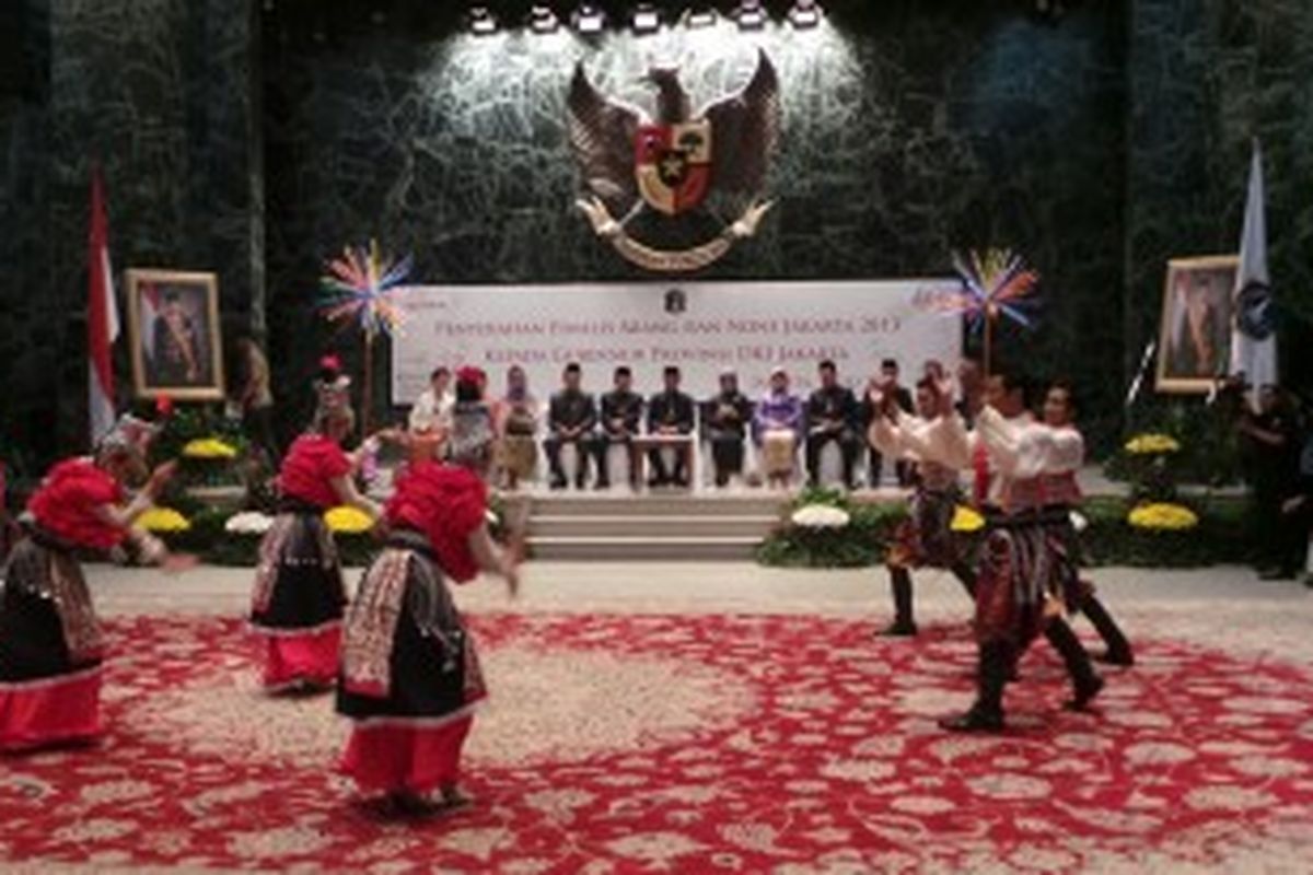 Suasana acara pembukaan penyerahan finalis Abang None Jakarta 2013 dari masing-masing wilayah di Jakarta kepada Gubernur DKI Jakarta Joko Widodo, Senin (1/7/2013).