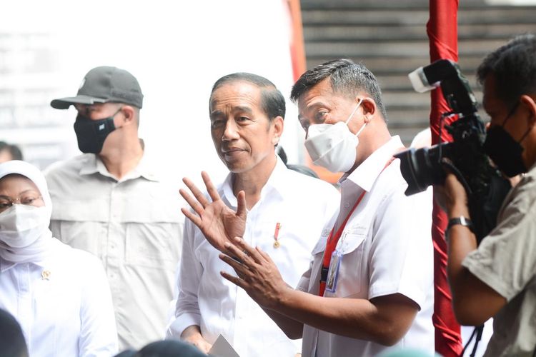 Presiden Republik Indonesia (RI) Joko Widodo (Jokowi) meninjau penyaluran Bantuan Subsidi Upah (BSU) Tahun 2022 di Kota Balikpapan, Kalimantan Timur (Kaltim).