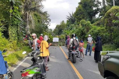 Warga Blokade Jalan, Kesal Bupati Perintahkan Posko Covid-19 Dibongkar