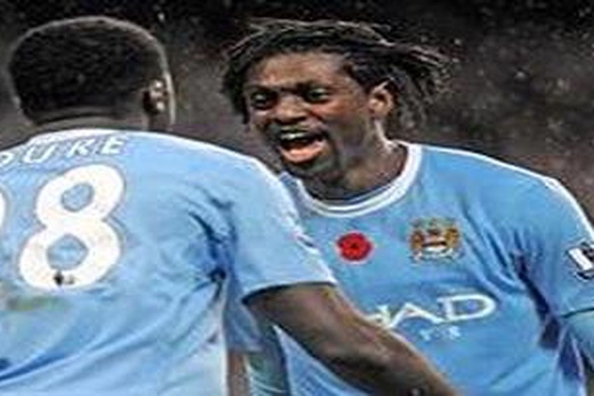 Pemain Manchester City, Kolo Toure dan Emmanuel Adebayor, terlibat perkelahian.