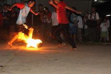 Sambut Ramadhan, Mahasiswa di Semarang Bermain Sepak Bola Api