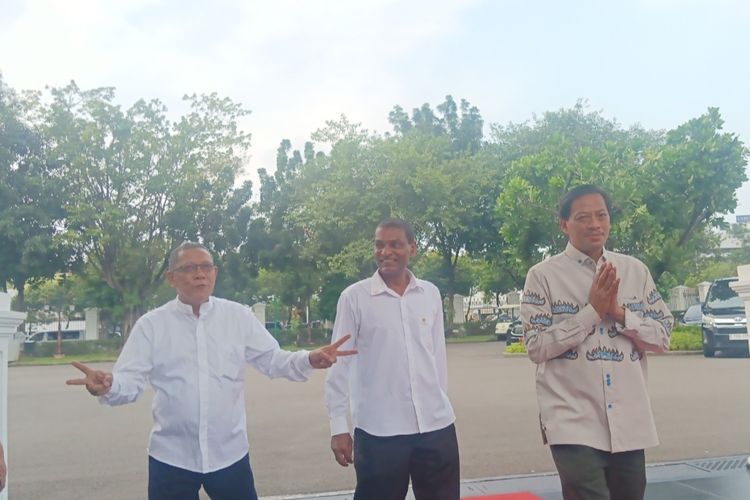 Ketua Barisan Relawan Jokowi Presiden (Bara JP) Utje Gustav dan relawan Jokowi lainnya saat akan mengikuti kegiatan buka bersama Presiden Joko Widodo di Istana Kepresidenan, Jakarta, Senin (1/4/2024).
