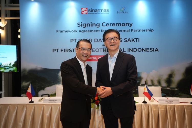 Board Member Sinar Mas Franky Widjaja (kanan) berjabat tangan seusai penandatanganan kerja sama Geothermal bersama PT FirstGen Geothermal Indonesia (26/8/2025).