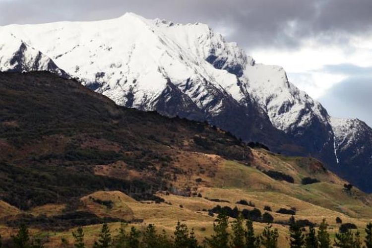 Foto Gunung Aspiring di Pulau Selatan, Selandia Baru.