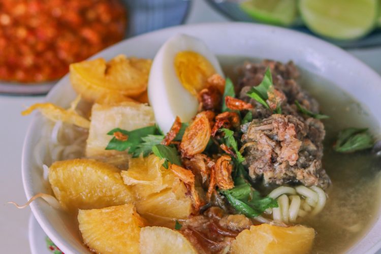Ilustrasi sop ubi makassar dengan kuah bening dan isian komplet, cocok untuk makan siang.