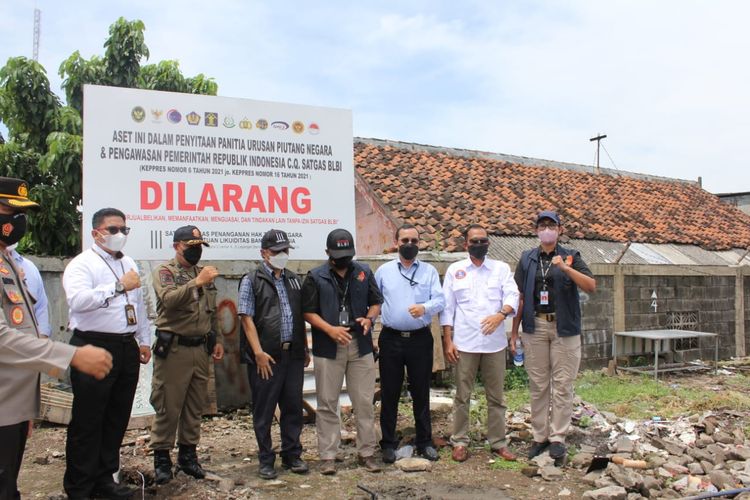 Penyitaan aset milik obligor penerima dana BLBI tahun 1997-1998, Kaharudin Ongko yang berlokasi di Surabaya oleh Satgas BLBI, Rabu (23/2/2022).