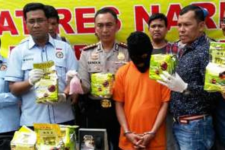 Kapolrestabes Medan Kombes Pol Sandi Nugroho memaparkan kasus pengungkapan narkotika yang menewaskan satu bandar narkoba, Sabtu (24/12/2016)