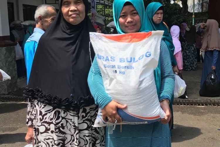 Penerima bantuan sosial Rastra.