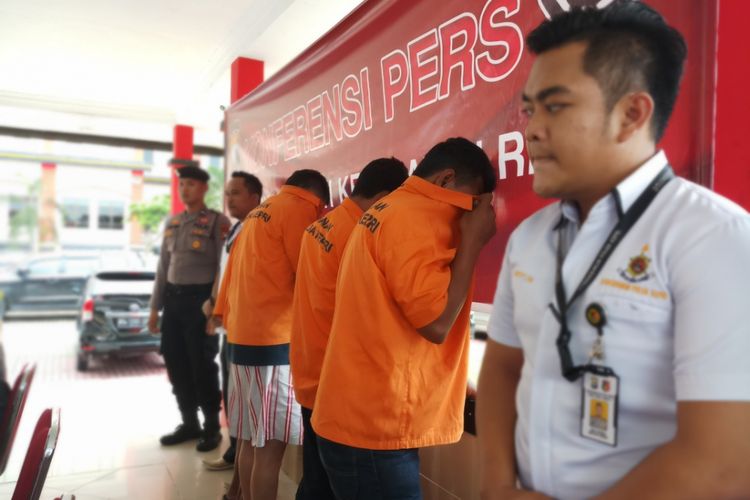 Tidak saja 29 TKI Ilegal, pihaknya juga berhasil mengamankan 4 orang tersangka yang masing-masing berinisial Z bin R alias L, RM alias I, M Bin D dan J, Kamis (6/12/2018)