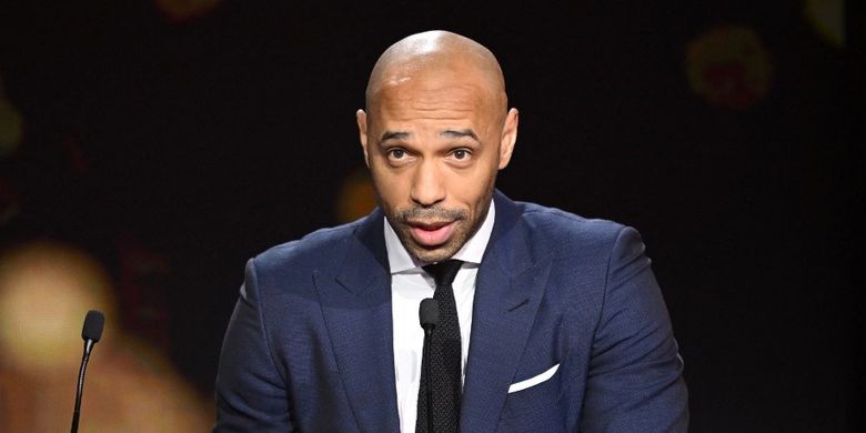 Thierry Henry kala berbicara dalam ajang penghargaan UNFP di Paris, 28 Mei 2023. Terkini, Henry resmi ditunjuk sebagai pelatih timnas U21 Perancis. (Photo by bERTRAND GUAY / AFP)