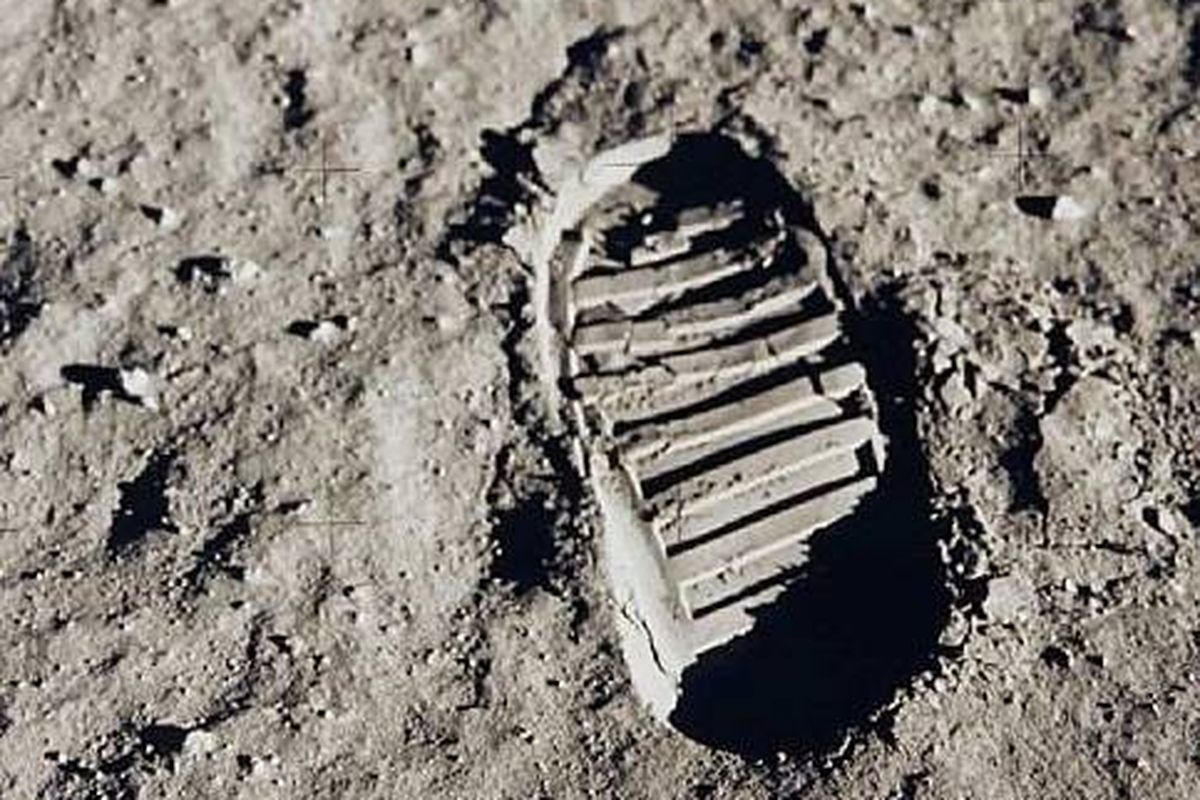 Jejak kaki astronot Neil Armstrong dan tim di Bulan pada misi Apollo 11.