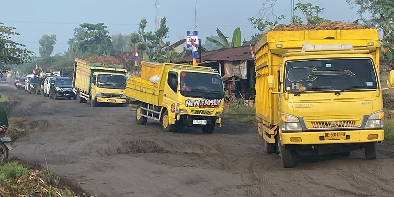 Jalan ruas di Simpang Randu, Lampung Tengah yang kondisinya rusak parah, Jumat (5/5/2023) pagi. Jalan ini rencananya akan dilalui oleh Presiden Joko Widodo dalam kunjungannya.