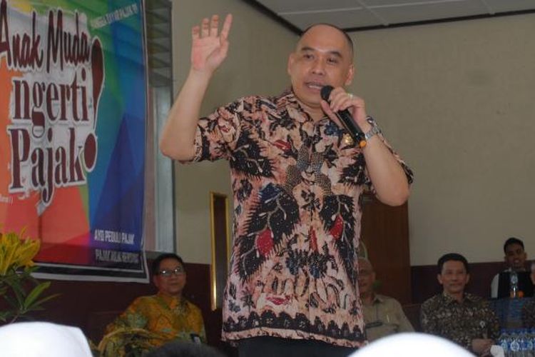 Anggota DPR Heri Gunawan menjadi nara sumber pada sosialisasi pajak kepada pelajar di SMKN 2 Kota Sukabumi, Jawa Barat, Selasa (29/3/2016). 
