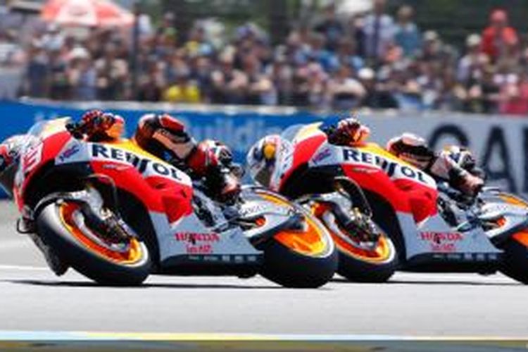 Pebalap Repsol Honda asal Spanyol, Marc Marquez (depan), dan rekan satu timnya, Dani Pedrosa, bersaing pada GP Catalunya, 15 Juni 2014. 