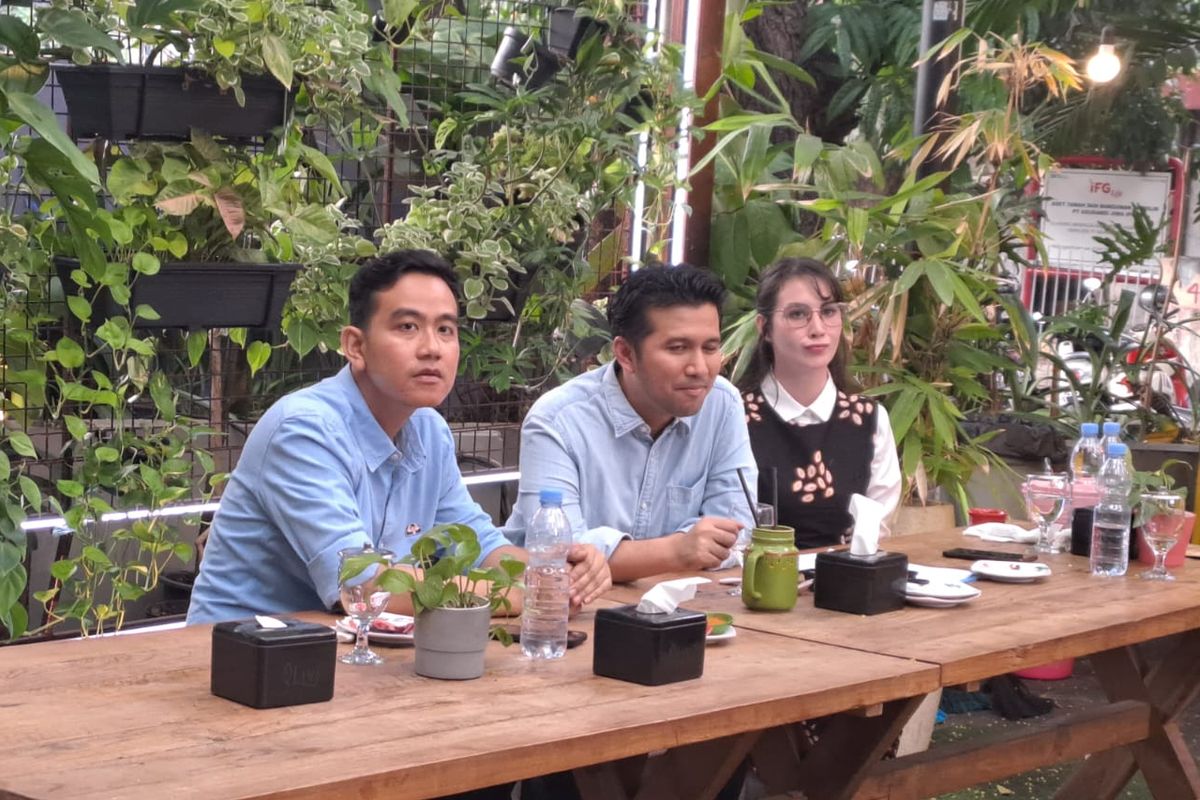 Gibran Rakabuming Raka menunjuk Emil Dardak dan Arumi Bachsin sebagai juru bicaranya, dalam jumpa pers di Area 47, Jakarta, Selasa (14/11/2023). 