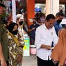 Jokowi Blusukan ke Pasar Cibinong dan Pasar Gunung Batu untuk Bagikan Bansos kepada Pedagang