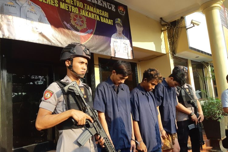 Tersangka kasus penjambretan HP di salah satu Hostel yang berada di kawasan Kota Tua, Tamansari, Jakarta Barat