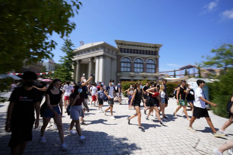 Pengunjung berdatangan ke taman hiburan Cinecitta World di pinggiran Roma, ibu kota Italia, pada hari pembukaannya kembali, Kamis (17/6/2021). Cinecitta World tutup sejak 25 Oktober 2020 saat Italia lockdown untuk kedua kalinya.