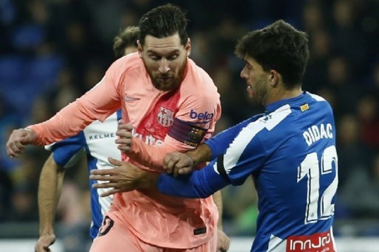 Lionel Messi mencoba melewati penjagaan Didac Villa pada laga Espanyol vs Barcelona dalam lanjutan La Liga Spanyol bertajuk Derbi Catalan, 8 Desember 2018. 