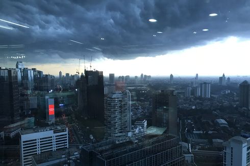 Viral Foto Awan Tebal di Langit Jakarta, Ini Penjelasannya