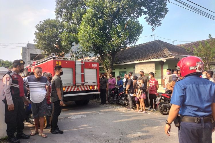 Dua rumah warga terbakar, Wali Kota Solo Gibran Rakabuming Raka pantua langsung upaya pemadaman, di RT 003 RW 010, kelurahan kerten, Kecamatan Laweya, Kota Solo, Jawa Tengah, Rabu (11/5/2022).