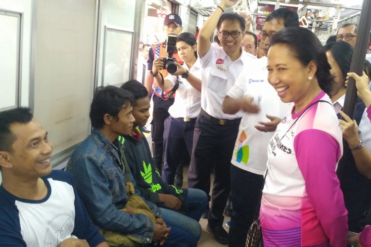 Menteri BUMN Rini Soemarno menyapa penumpang naik commuter line jurusan stasiun Bogor.