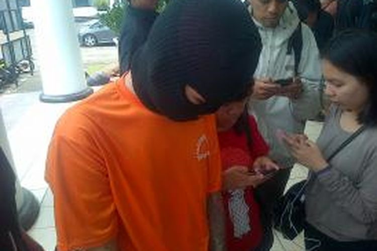 Jajaran Polrestabes Bandung berhasil mengungkap dan membawa pulang DF (24), satu dari dua kawanan tersangka pelaku pembunuh seorang pria bernama Cecep Irwan (28), di Simpang Lima Kota Bandung, 8 Desember 2013 lalu.