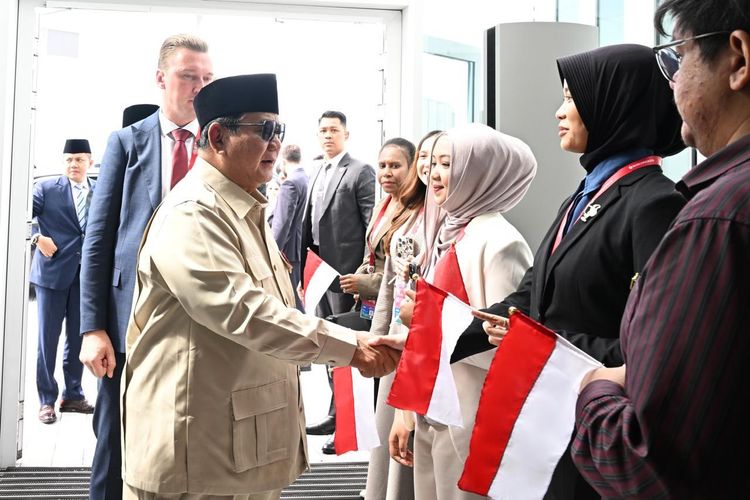 Bawa Bendera Merah Putih, Mahasiswa Indonesia di Vladivostok Sambut Kedatangan Prabowo