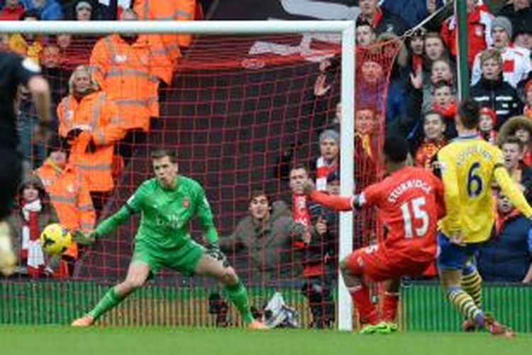 Penyerang Liverpool, Daniel Sturridge (kedua dari kanan), melepaskan tembakan yang berujung gol ke gawang Arsenal, pada laga Premier League, di Anfield, Sabtu (8/2/2014).