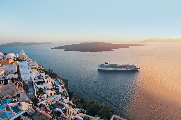Kapal pesiar Norwegian Jade dari Norwegian Cruise Line yang siap mengantar pengunjung berlayar menjelajahi beberapa lokasi di Yunani selama tujuh hari. 