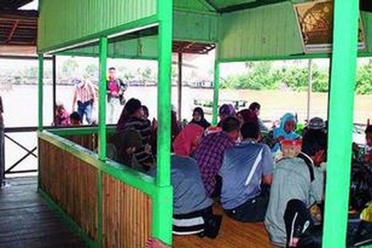 Suasana warung soto banjar Bang Amat yang berada di tepi Sungai Martapura, banjarmasin, Kalimantan Selatan.