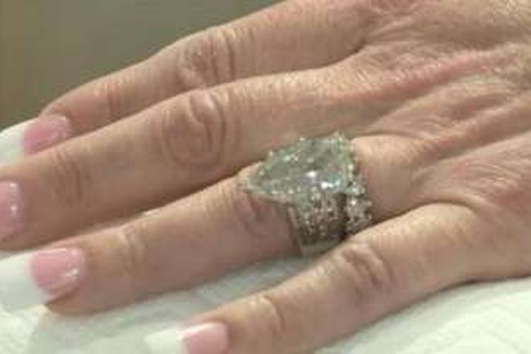 Cincin pernikahan Carla dan Bernie adalah cincin berlian 12,5 karat, yang harganya mencapai 400.000 ribu dollar AS atau setera Rp 5,4 miliar.
