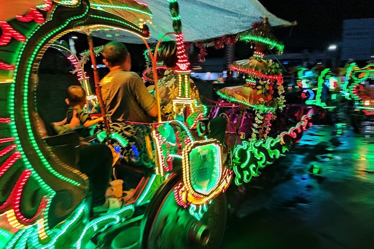 Kendaraan hiburan delman hias warna warni yang menjadi salah satu diburu wisatawan saat berada di alun alun kuningan. Meski sempat hujan, sejumlah wisatawan bergantian menaiki delman pada Sabtu (14/1/2023).