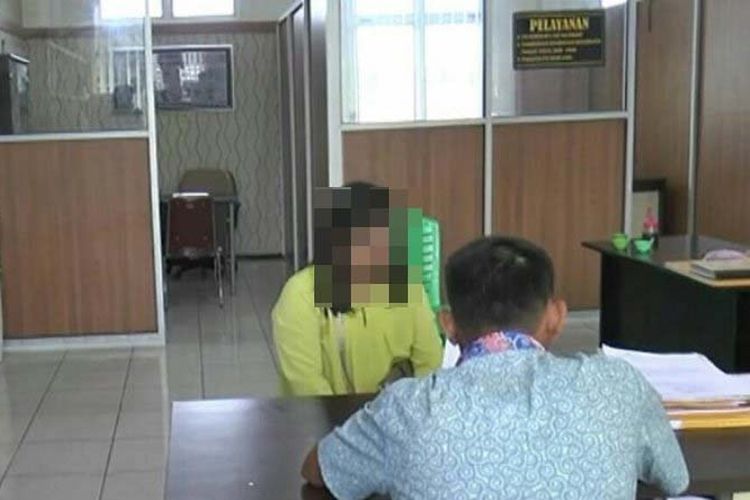 Seorang istri berinisial M (43), warga Jakabaring, melaporkan suaminya yang berselingkuh ke Mapolresta Palembang.