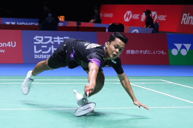 Anthony Ginting memutuskan mundur pada babak pertama Japan Open 2024 pada gim kedua saat menghadapi wakil tuan rumah Jepang, Yushi Tanaka, di Arena Yokohama, Yokohama, Selasa (20/8/2024). 