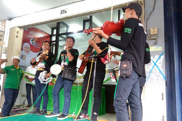Penampilan grup Musisi Jalanan (MJ) saat peresmian Posko Pemenangan Khofifah-Emil di Gresik.