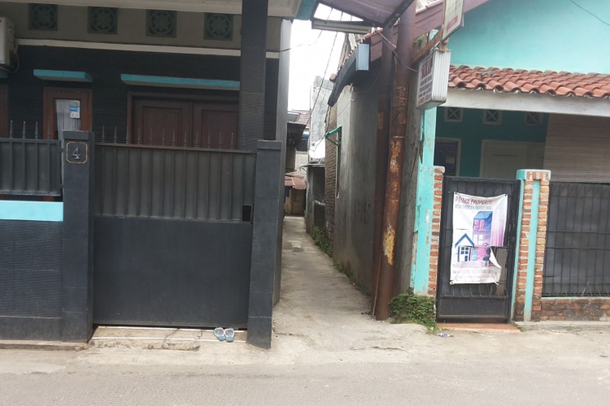 Gang sempit yang menjadi lokasi salah satu rumah seharga Rp 250 juta di Jalan Gang 100, Tanjung Barat, Jagakarsa, Jakarta Selatan. Foto diambil pada Jumat (31/3/2017).