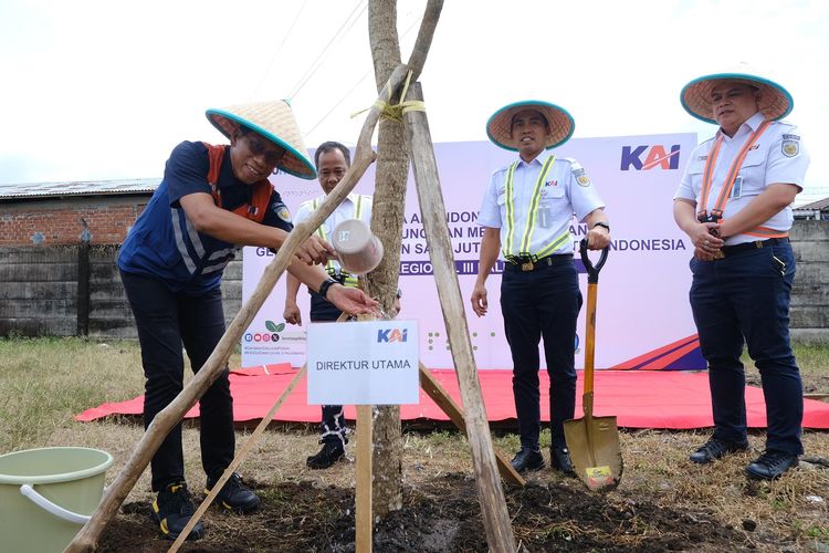 Direktur Utama PT Kereta Api Indonesia (KAI) Group Didiek Hartantyo berserta jajaran meramaikan Hari Gerakan Satu Juta Pohon dengan melakukan penanaman pohon serentak di sejumlah daerah pada Jumat (10/1/2025).
